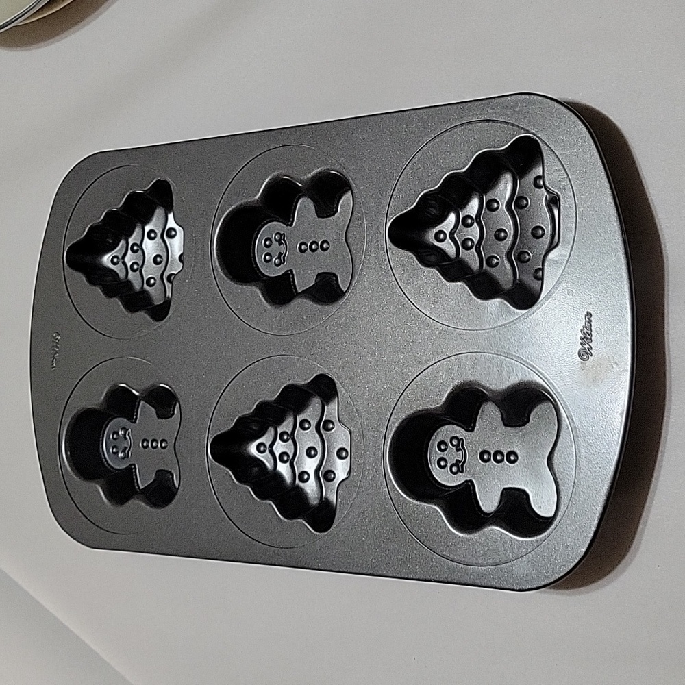 Wilton Gingerbread Men and Christmas Tree Baking Pan